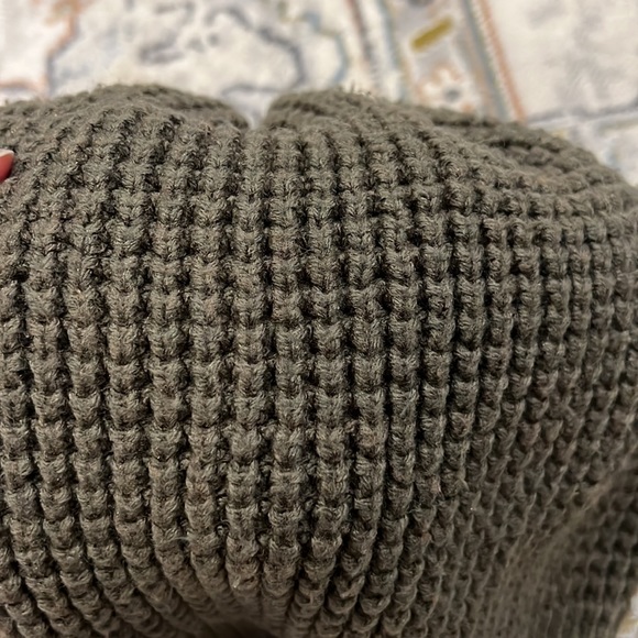 Army green TNA beanie from Aritzia - Picture 5 of 5